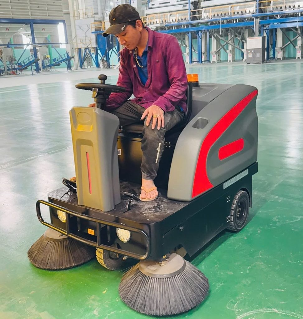 Máy Quét Rác Ngồi Lái KRAFFER KF138